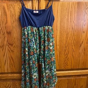 Woman’s XL Top. Long Ties On The Sides. Spaghetti Straps. Blue/Floral Print.